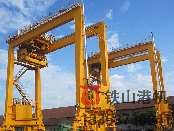 浙江湖州輪胎式集裝箱龍門吊廠家輪胎式集裝箱龍門吊能夠?qū)崿F(xiàn)多層集裝箱的堆碼